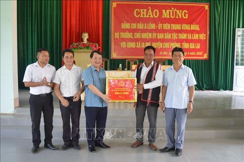 Đồng chí Hầu A Lềnh làm việc tại xã biên giới Ia Mơr, Gia Lai