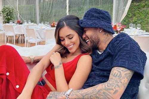 Neymar quấn quýt bạn gái trong tiệc mừng PSG vô địch