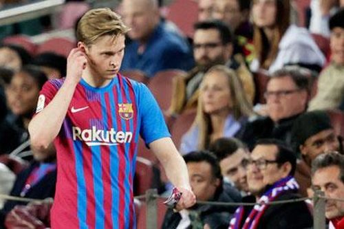 De Jong tức giận với HLV Xavi