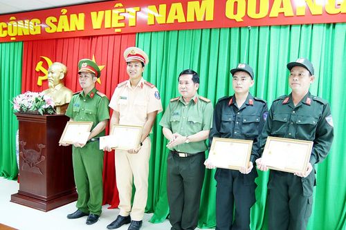 Giám đốc Công an An Giang khen thưởng đột xuất 4 cán bộ cứu người bị nạn