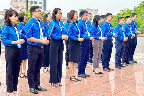 Đại biểu Đoàn Khối các cơ quan tỉnh dâng hương tưởng niệm các Anh hùng liệt sĩ