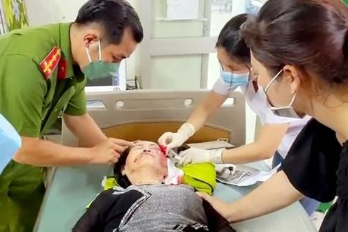 Dùng xe đặc chủng đưa người gặp nạn đi cấp cứu