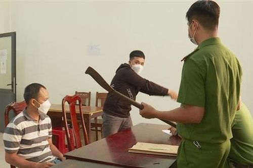 Mâu thuẫn vì va chạm giao thông, hai cha con vác dao đi chém đối thủ