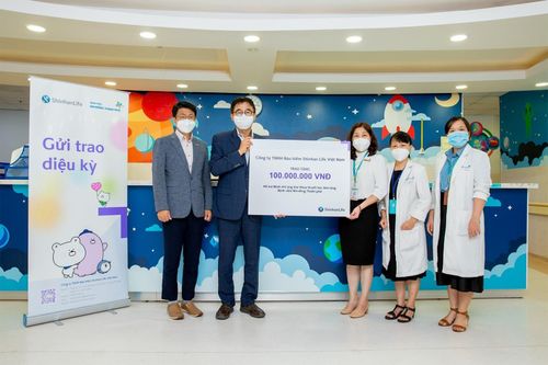 Shinhan Life Việt Nam hỗ trợ bệnh nhi ung thư máu tại TP.HCM