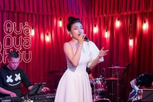 Ca sĩ trẻ Vpop làm sống lại âm nhạc hoài niệm, chạm vào trái tim khán giả giữa không gian thơ mộng view sông Hồng