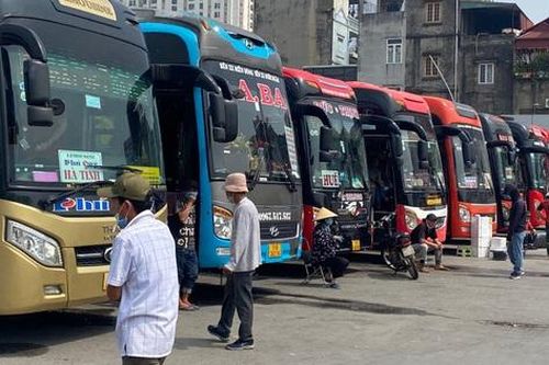 Trước thềm nghỉ Lễ 30/4, gọi 10 xe khách mới đặt được 1 ghế trống về quê