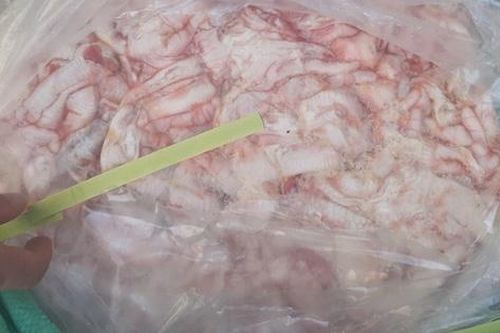 Tiêu hủy 2,5 tấn chân gà rút xương chảy nước, bốc mùi hôi thối