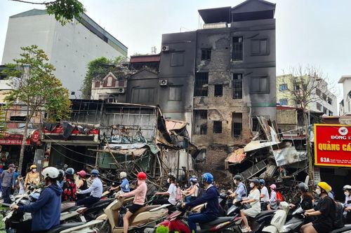 Cháy rụi căn nhà tạm trên phố Nguyễn Hoàng, hàng chục hộ dân bị ảnh hưởng