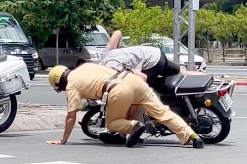 CSGT TP.HCM nói về vụ vật ngã người vi phạm ở trung tâm thành phố