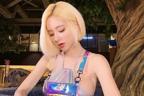 Chuyện bị đuổi khỏi máy bay vì trang phục phản cảm