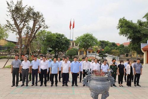 Dâng hương tưởng niệm Tổng Bí thư Nguyễn Văn Linh