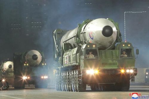 Duyệt binh trong đêm, Triều Tiên khoe siêu tên lửa