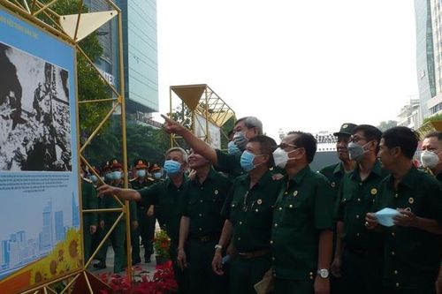 Khai mạc triển lãm ảnh 'Thành phố Hồ Chí Minh-47 năm cùng cả nước, vì cả nước'