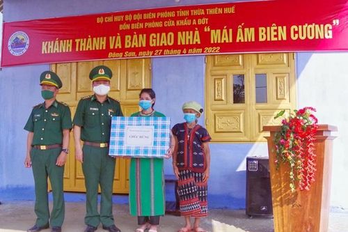 Bàn giao nhà 'Mái ấm biên cương' cho hộ nghèo trên biên giới A Lưới