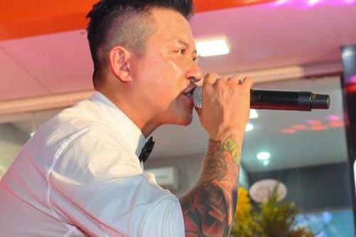 Tuấn Hưng kể lại việc bị lấy trộm đồ khi lưu diễn ở Anh