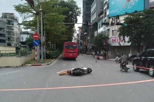 Va chạm với xe khách, người phụ nữ đi xe máy tử vong tại chỗ