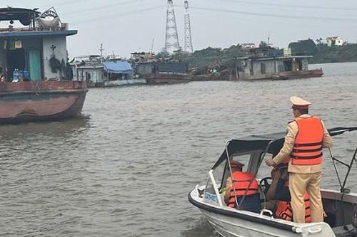 Thương tâm phát hiện người phụ nữ rơi xuống sông Hồng đang mang thai