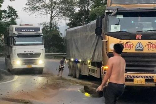 Xe Công ty Vận tải Trung Thảo bục dầu cầu tràn ra quốc lộ 4D