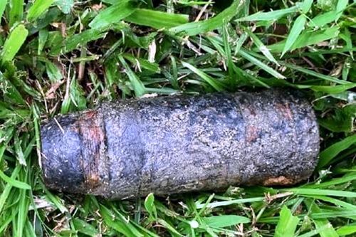 Đầu đạn pháo 105 mm bất ngờ xuất hiện trên bãi cỏ ven sông Hương