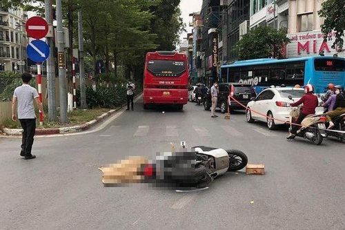 Người phụ nữ đi xe máy tử vong sau va chạm với xe khách