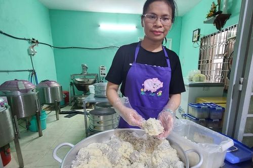 Học hết lớp 9, cô gái bán xôi vỉa hè giờ là bà chủ thu lãi 60 triệu đồng/tháng