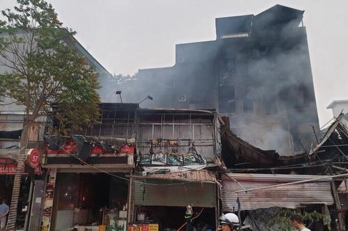 Hà Nội: 7 ngôi nhà bị 'bà hỏa' ghé ngay trong đêm