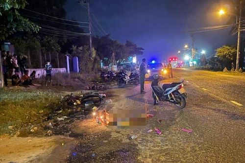 Xe máy va chạm với ôtô trên Quốc lộ 1, ba mẹ con thương vong