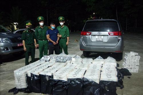 Bắt đối tượng vận chuyển số lượng lớn thuốc lá điếu không rõ nguồn gốc