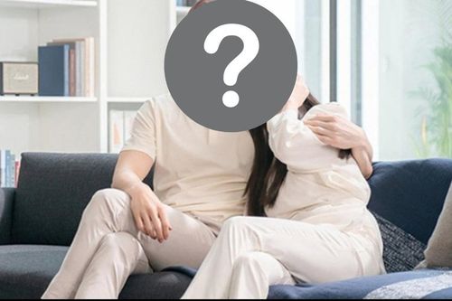Xuất hiện cặp đôi Kbiz mê mẩn món ăn Việt : Nhiều lần hẹn hò bí mật ở nhà hàng Việt Nam