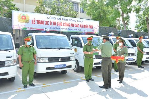 Cấp xe ô tô cho Công an 8 xã biên giới