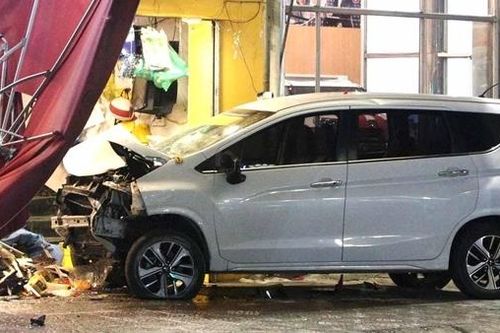 Bắt giam tài xế say rượu lao xe vào tiệm bánh mì