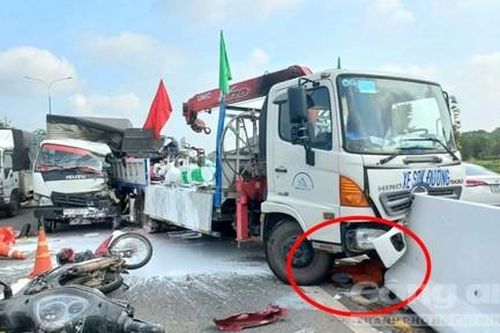 Xe tải tông trúng nhóm công nhân đang sơn dải phân cách làm 1 người chết