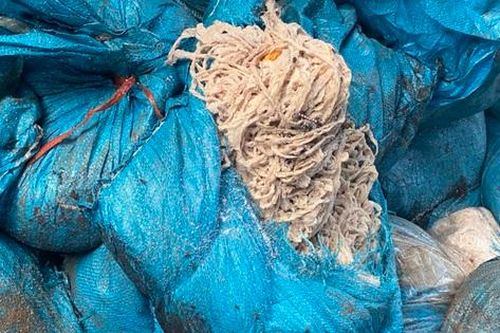 Kinh hoàng hơn 1.000kg vỏ lòng lợn bốc mùi chảy nước vẫn tiêu thụ