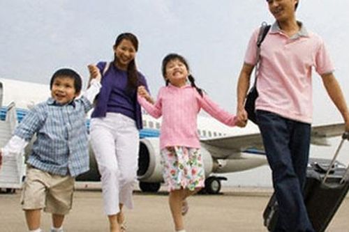 Nghỉ lễ năm nay mưa nắng thất thường, làm sao để trẻ không bị ốm khi đi chơi?