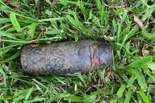 Người dân tá hỏa phát hiện quả đạn pháo 'khủng' trên bãi cỏ khi đang đi bộ