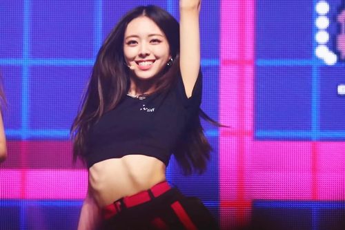 Thân hình gầy trơ xương của nữ idol trên sân khấu