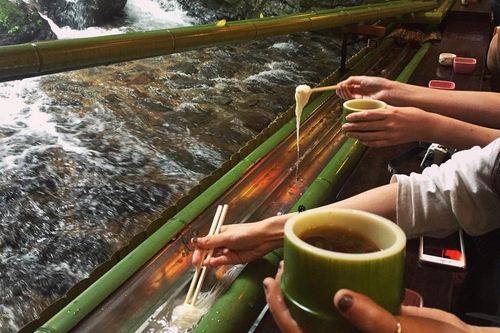 Món mì lạnh thả ống tre của Nhật