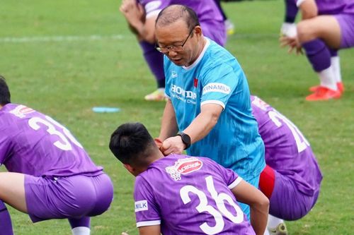 HLV Park véo tai học trò trong buổi tập