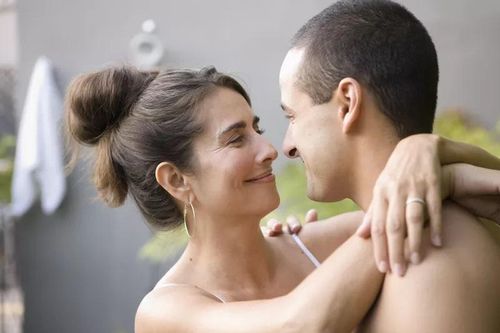 Yêu và cưới đàn ông kém chục tuổi