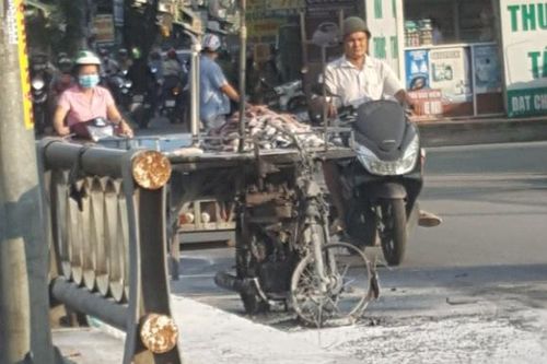 Người bán hàng rong ở TP.HCM đốt xe khi bị nhắc nhở