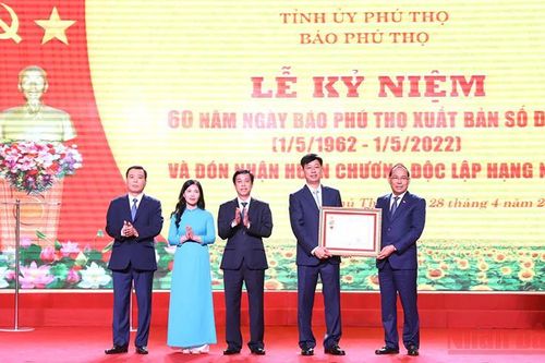 Báo Phú Thọ đón nhận Huân chương Độc lập hạng Nhì