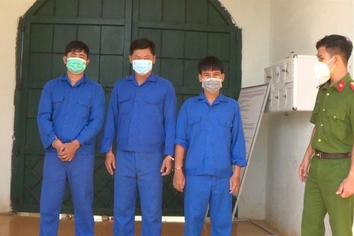 Tạm giữ hình sự nhóm đối tượng tạt mắm tôm vào shop quần áo