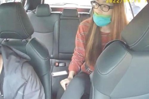 Bị nhắc nhở, cô gái nổi điên dí thẳng chân vào mặt tài xế