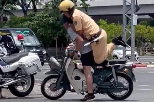 Cảnh sát giao thông TPHCM lên tiếng về clip nam thanh niên bị 'ăn đạp'