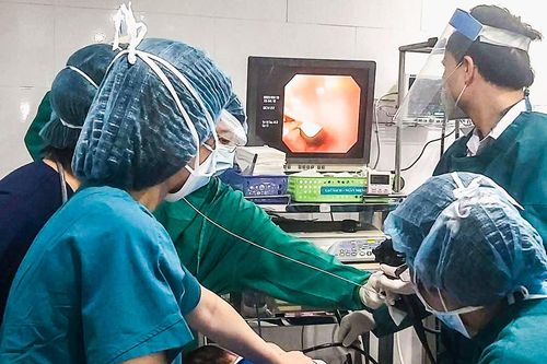 Cấp cứu thành công cháu bé bị tím tái do nuốt mặt nhẫn