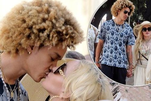 'Nữ hoàng nhạc Pop' Madonna chia tay bạn trai kém 36 tuổi