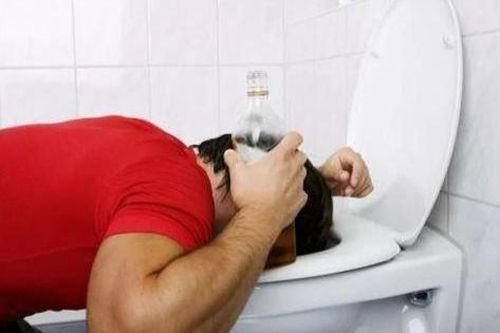 Người đàn ông nôn ói đến vỡ thực quản