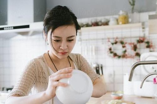 Nhiều người trẻ Trung Quốc chật vật khi phải tự nấu ăn