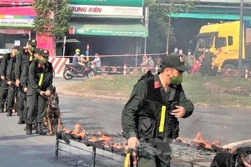 Mãn nhãn với tình huống 'cảnh khuyển' vượt làn đạn quật ngã tội phạm