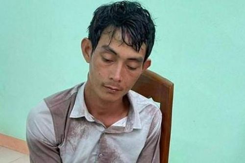 Vì mâu thuẫn, chồng chặn đường đâm chết vợ rồi trốn lên núi